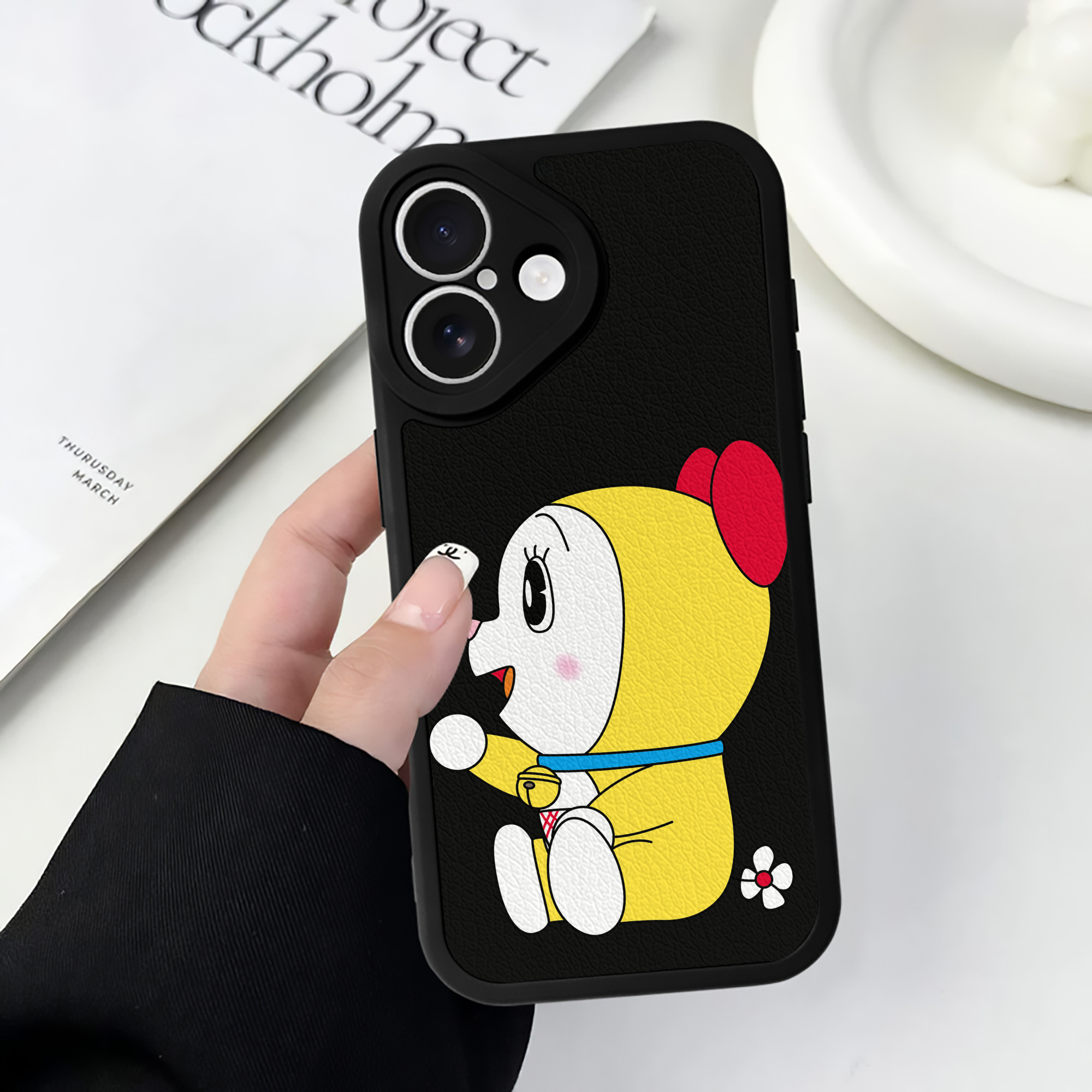 （画像用） ドラえもん ドラミ Doraemon Dorami 【iPhone 16シリーズ対応】シリコンスマホケース（レザー調） 材質：シリコン